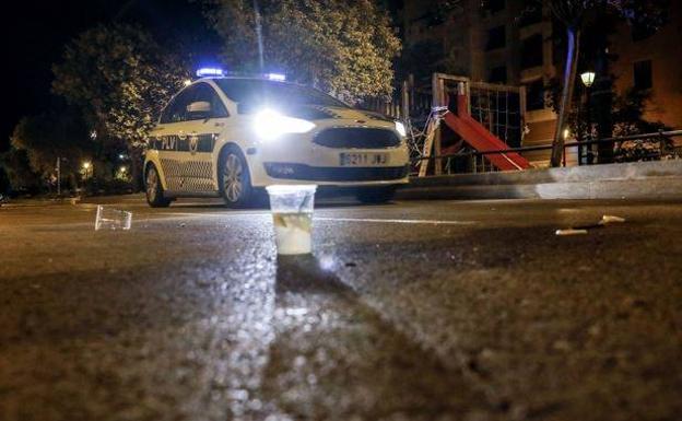 La Policía Local desaloja un bar con un centenar de clientes en Valencia