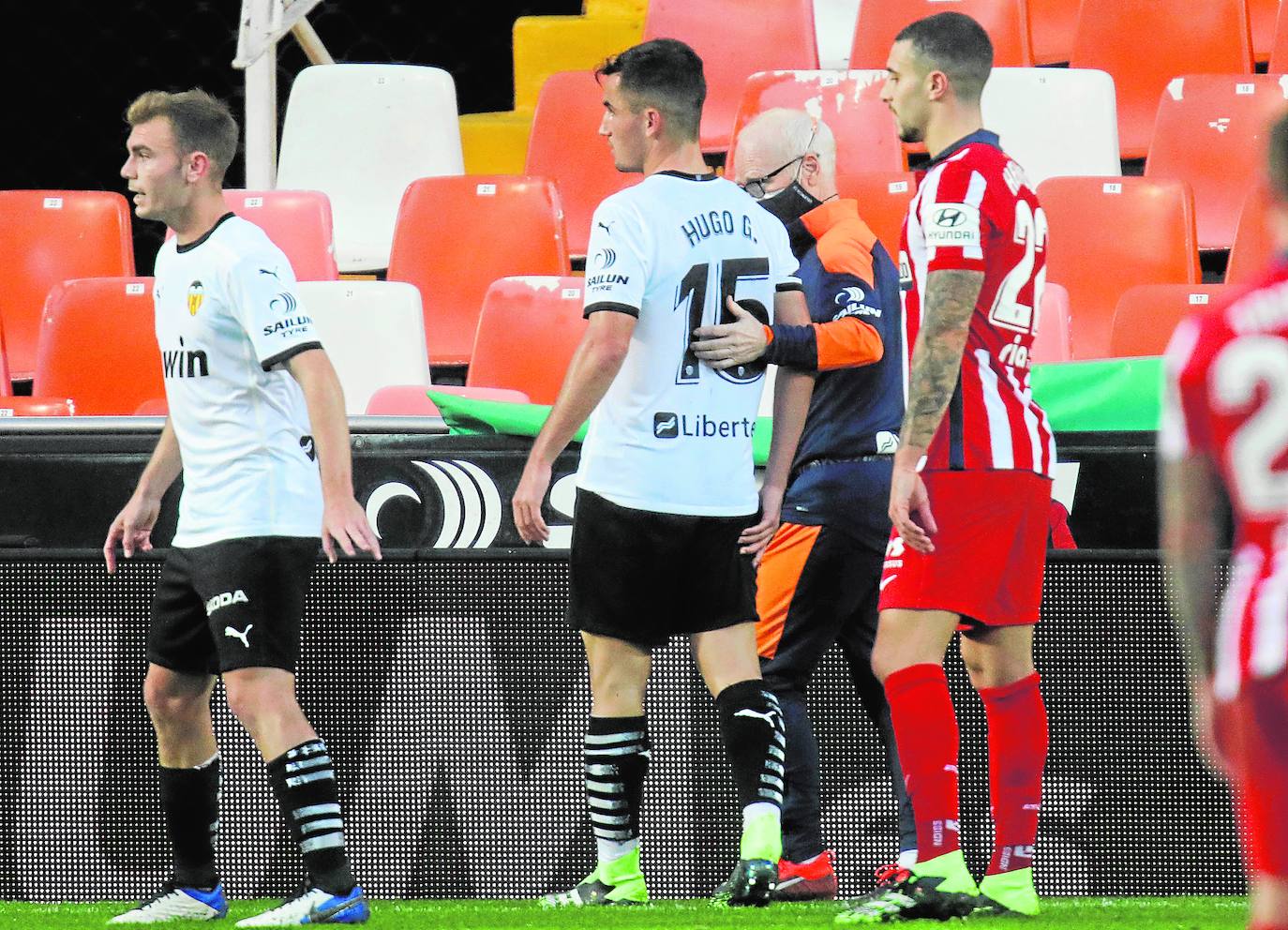 El arriesgado oficio de jugar de central en el Valencia