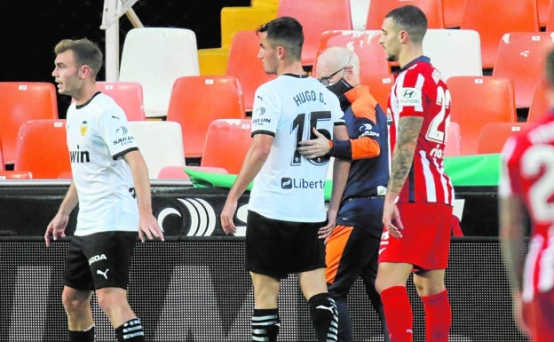 El arriesgado oficio de jugar de central en el Valencia