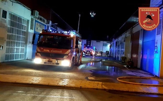 Descubren una plantación de marihuana en un incendio en una nave industrial