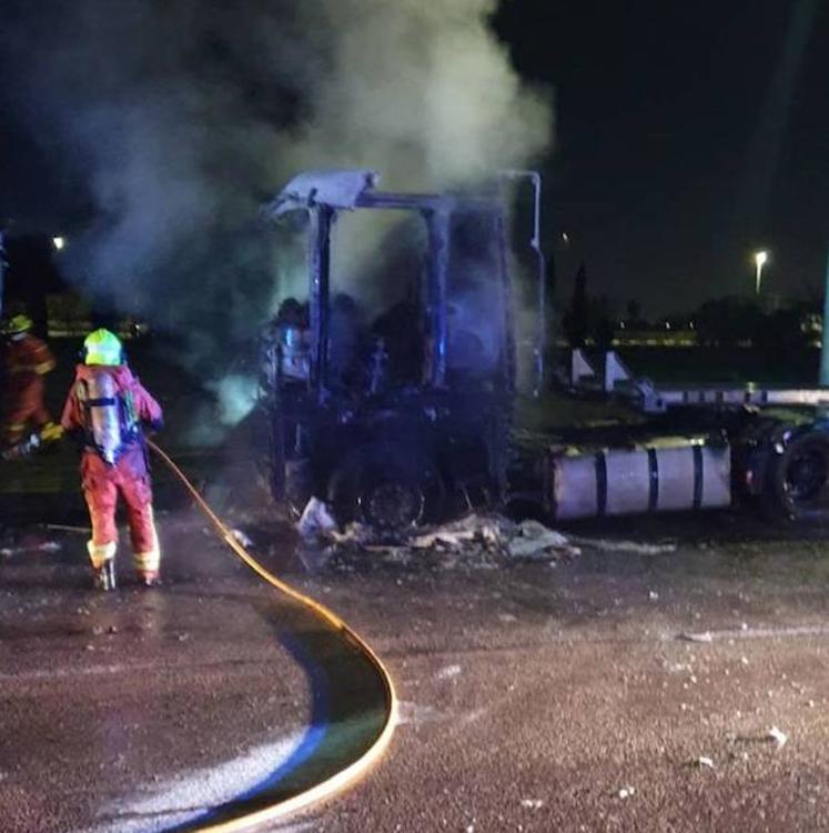 Investigan el incendio de dos camiones en Catarroja