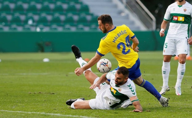 El Elche se mantiene invicto en los duelos ante teóricos rivales directos