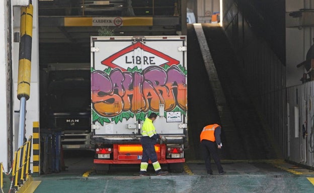 La primera caravana con ayuda para el Sáhara parte desde Alicante tras nueve meses de pandemia