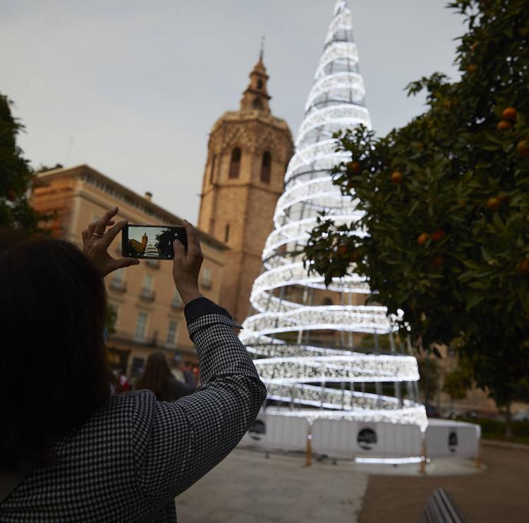 Los comerciantes se adelantan a Ribó en la decoración navideña del centro de Valencia