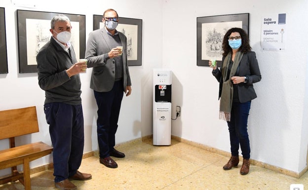 Paiporta instala una fuente de agua del grifo en el ayuntamiento para promover su consumo