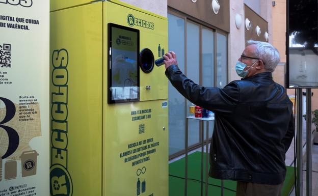 Valencia ofrecerá incentivos a cambio del reciclaje de latas y envases de plástico