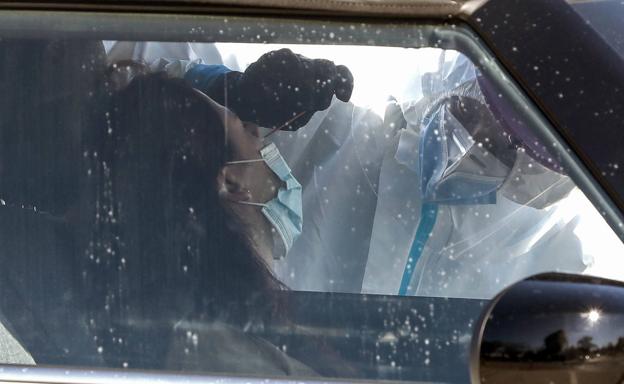 Las UCI llegan al 76% y Sanidad amplía plazas para evitar llenos