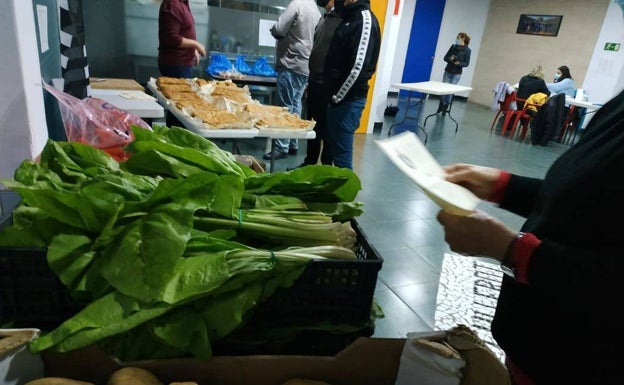 El voluntariado de Alaquàs reparte ingredientes para cocinar potaje y guisado de pollo a 35 familias