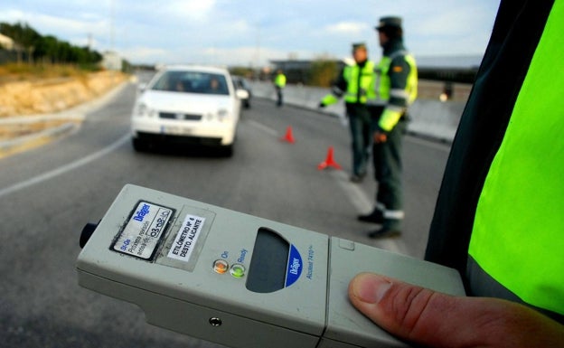 Sorprenden a un camionero de Orihuela que cuadriplicaba la tasa de alcoholemia permitida