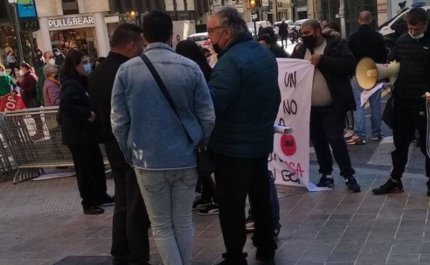 Las 38 familias pendientes de desahucio en La Pobla de Vallbona protestan frente a la sucursal bancaria