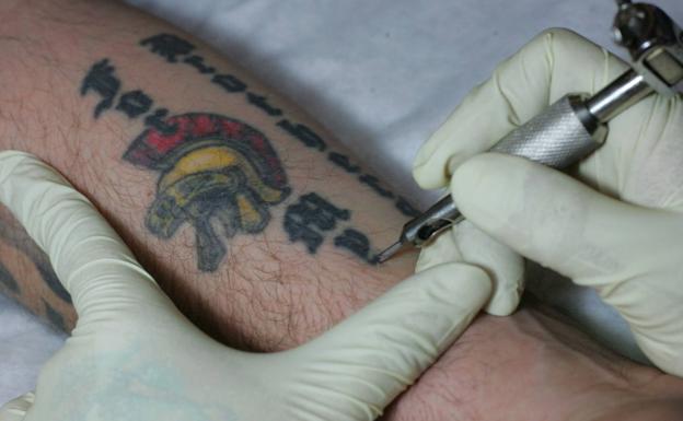 Los riesgos dermatológicos de los tatuajes y piercings en los adolescentes