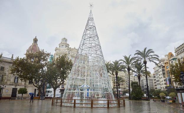 El Ayuntamiento de Valencia paga un 58% más por el mismo árbol navideño de 2018