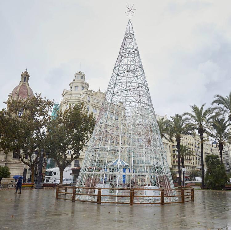 El Ayuntamiento de Valencia paga un 58% más por el mismo árbol navideño de 2018