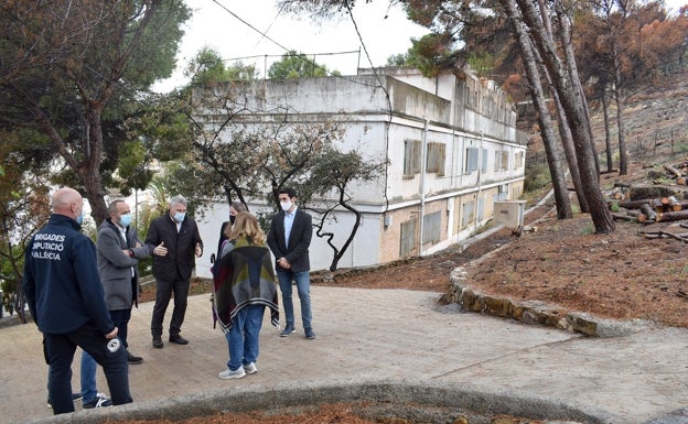 Retiran árboles quemados y limpian el entorno de Santa Anna en Oliva