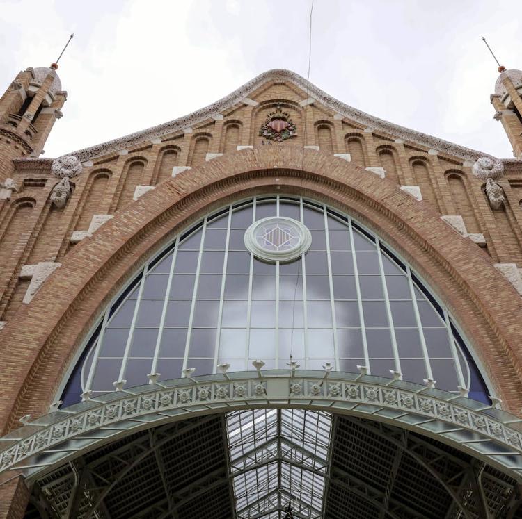 El Mercado de Colón 'estrena' nueva vidriera tras más de un año de obras