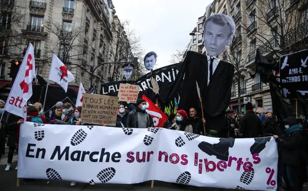 Los manifestantes portaron efigies del presidente francés en su protesta contra la ley de seguridad global en París./EFE