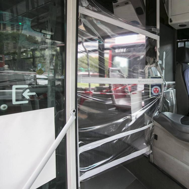 La EMT tarda ocho meses en colocar mamparas definitivas contra el Covid