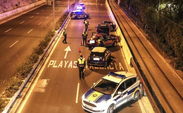 El puente comienza en Alicante con treinta denuncias por incumplir las restricciones