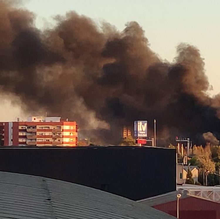 Una veintena de autobuses arden en el incendio de la cochera de la EMT