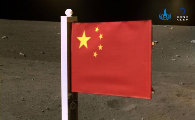 China planta su bandera en la Luna