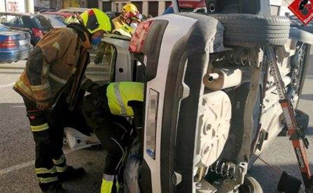 Rescatan a un conductor atrapado en el interior de su vehículo tras un accidente en Elche