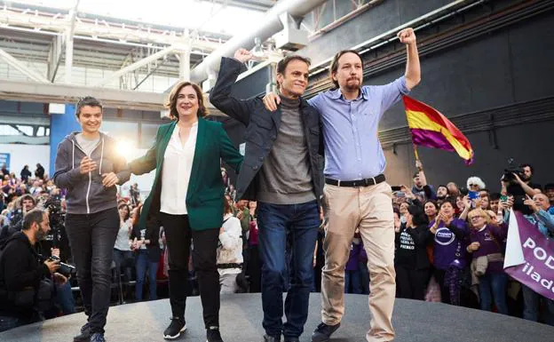 Iglesias junto con la alcaldesa de Barcelona, Ada Colau, y el presidente de Unidas Podemos en el Congreso, Jaume Asens, durante un acto de la campaña del 28-A en L'Hospitalet de Llobregat./EFE