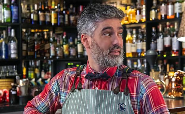 Diego Cabrera, en Salmón Gurú, la coctelería premiada./ANGEL BECERRIL