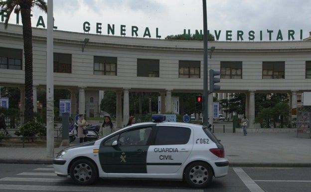 Un preso se fuga tras quitarse uno de los grilletes y saltar de una ambulancia en Valencia