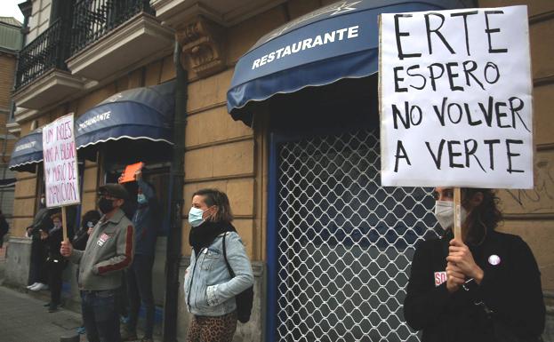 Manifestación de hosteleros en Bilbaoo por el cierre de negocios decretado para contener la pandemia./J. Alemany