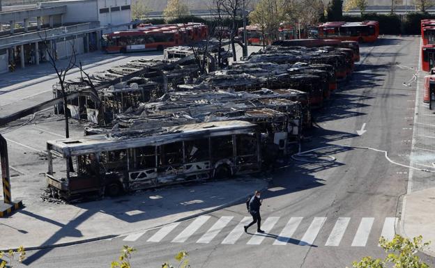 Fire in the EMT garages in the San Isidro district of Valencia