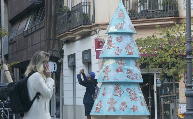 Los comercios montan árboles de Navidad en el Ensanche para atraer visitantes