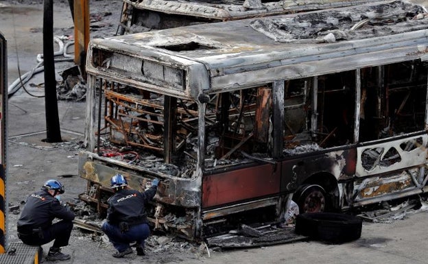 La falta de espacio en San Isidro hacina decenas de autobuses mal aparcados