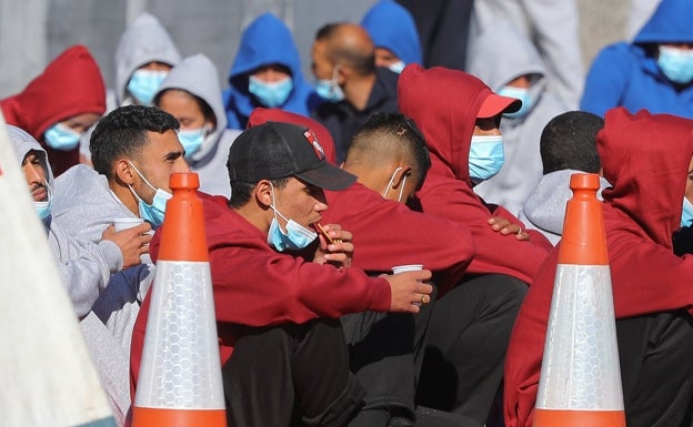 La policía controla en la Comunitat a inmigrantes llegados en pateras a Baleares y Canarias