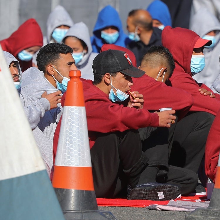 La policía controla en la Comunitat a inmigrantes llegados en pateras a Baleares y Canarias