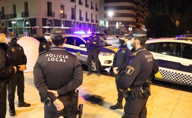 Disuelven una fiesta privada en un pub de Alicante con clientes y trabajadoras consumiendo alcohol tras el toque de queda