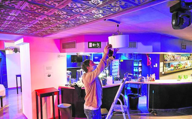 Pubs y discotecas siguen en vilo