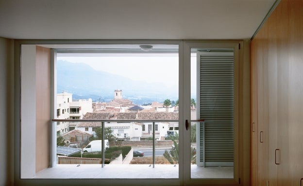 Nueve familias vulnerables de l'Hort reciben una vivienda pública