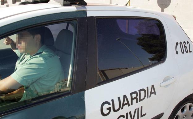 Un guardia civil fuera de servicio sorprende a dos delincuentes en pleno robo en Torrevieja