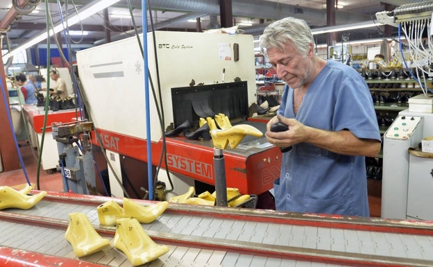 El calzado valenciano se hunde un 25% mientras la producción industrial se mantiene