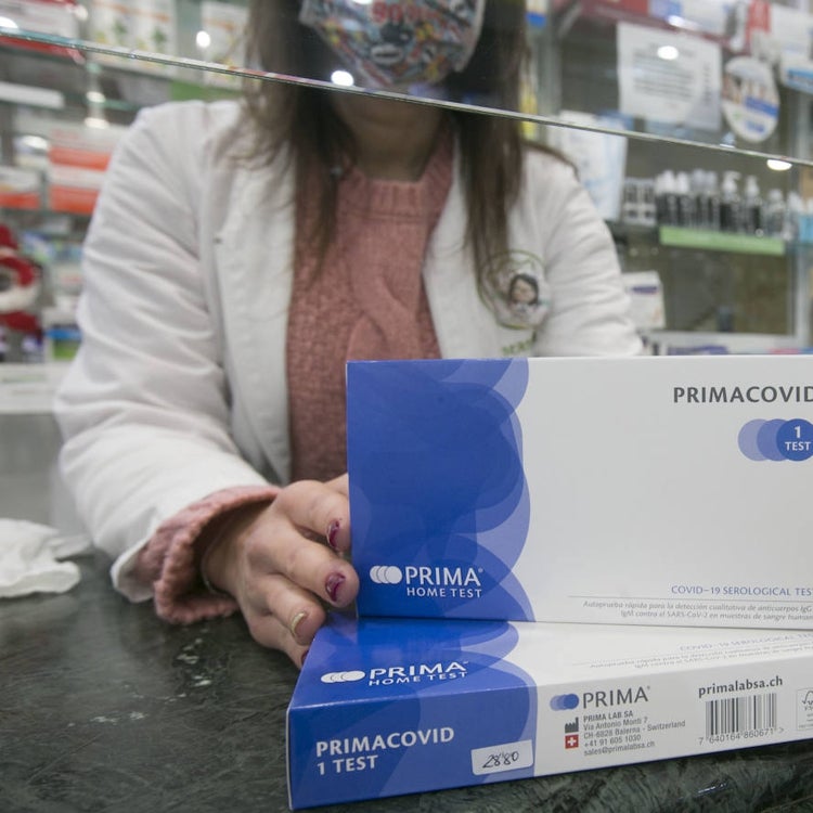 Los autotest de anticuerpos llegan a las farmacias valencianas entre listas de espera y dudas