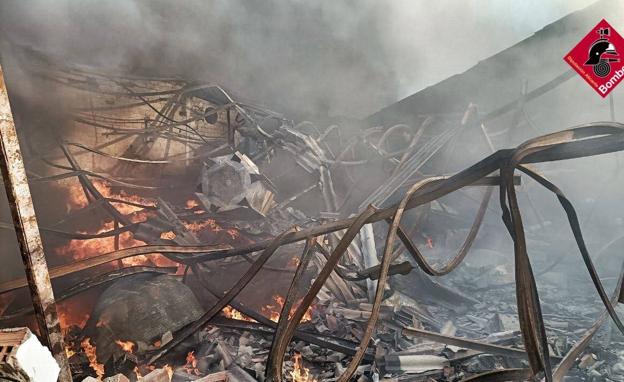 Incendio con pequeñas explosiones en el interior de industrias La Jijonenca de Xixona