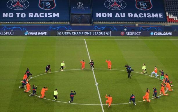 Jugadores del PSG y el Basaksehir, unidos contra el racismo