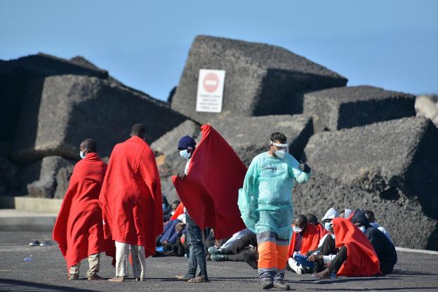 The Government moves 300 illegal immigrants from the Canary Islands to Valencia