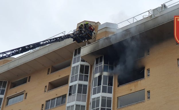 Desalojan un edificio en San Gabriel y dos personas resultan heridas leves en un virulento incendio