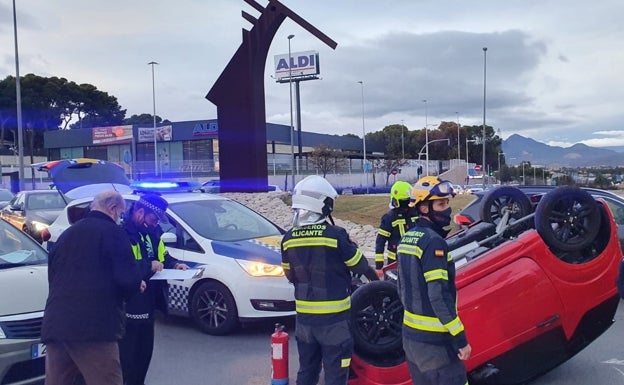 Herida una menor de 16 años en el accidente entre dos coches en la avenida de Dénia