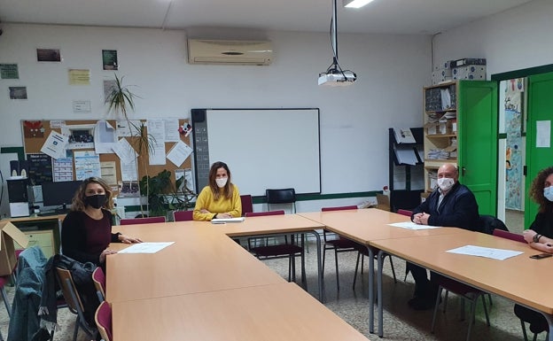 Turís instalará ascensores en la escuela y cambiará el techo del pabellón