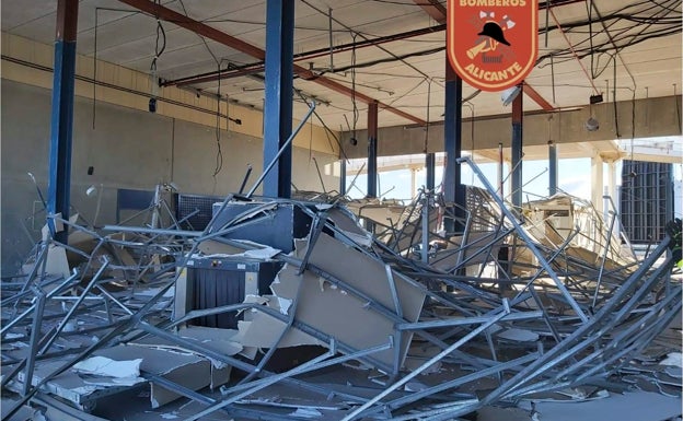 Cae el falso techo de la terminal aduanera de Alicante, sin heridos