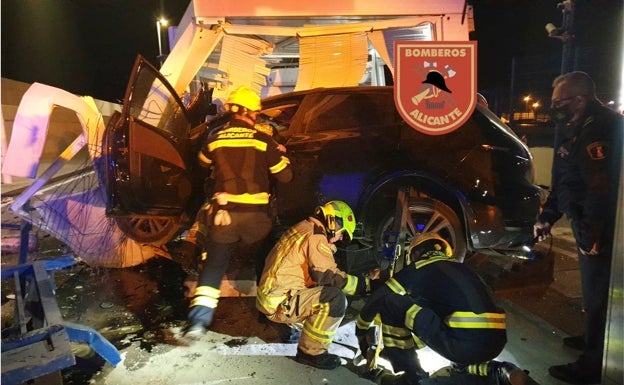 Rescatada una persona atrapada en su vehículo en Alicante tras chocar contra la caseta de la Policía Portuaria