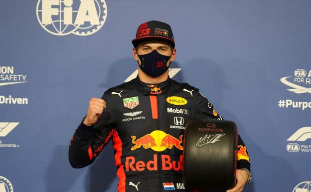 Max Verstappen celebra su 'pole' en el circuito de Yas Marina. /AFP