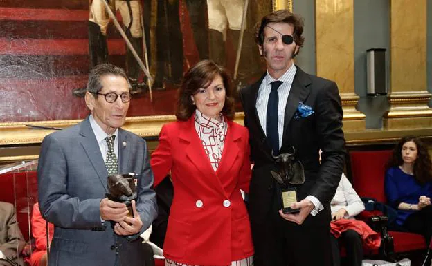 Carmen Calvo nunca escondió su afición. Aquí, entregando los premios de la Asociación Taurina Parlamentaria a Andrés Vázquez y a Padilla. /APLAUSOS